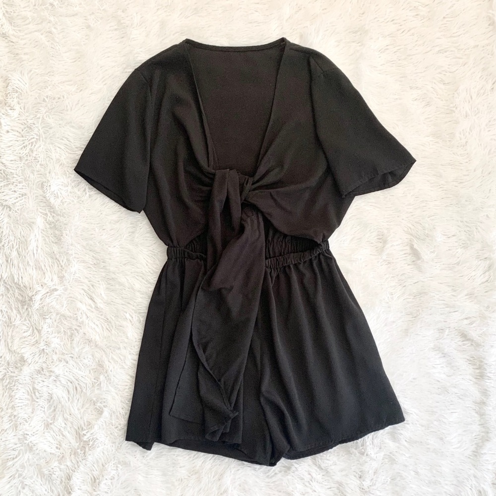 Black V-Neck Tie Front Cutout Romper -Size L (EUC)